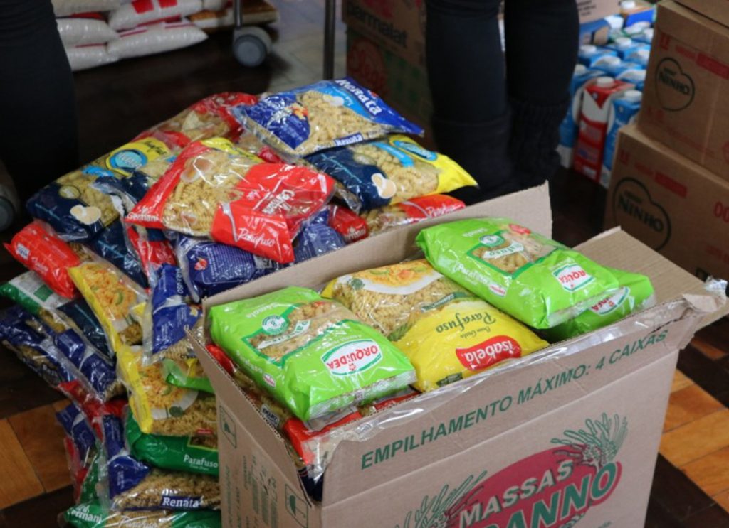 cestas de alimentos doadas por um shopping no Rio Grande do Sul
