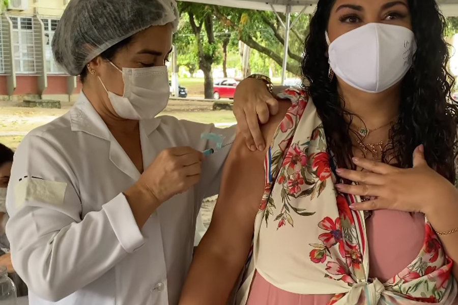 Fabiana Karla toma vacina da Covid-19. - Revista Shopping Centers