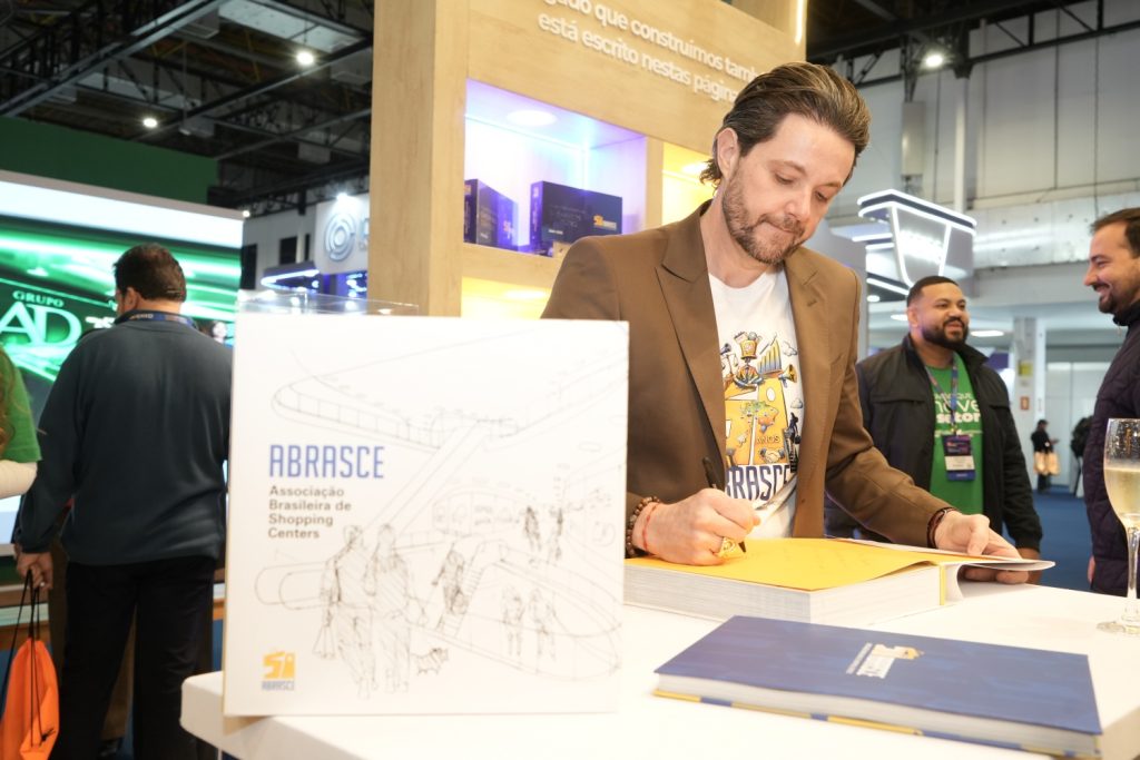 O presidente Glauco Humai autografa exemplares das edições que marcam o cinquentenário da Abrasce